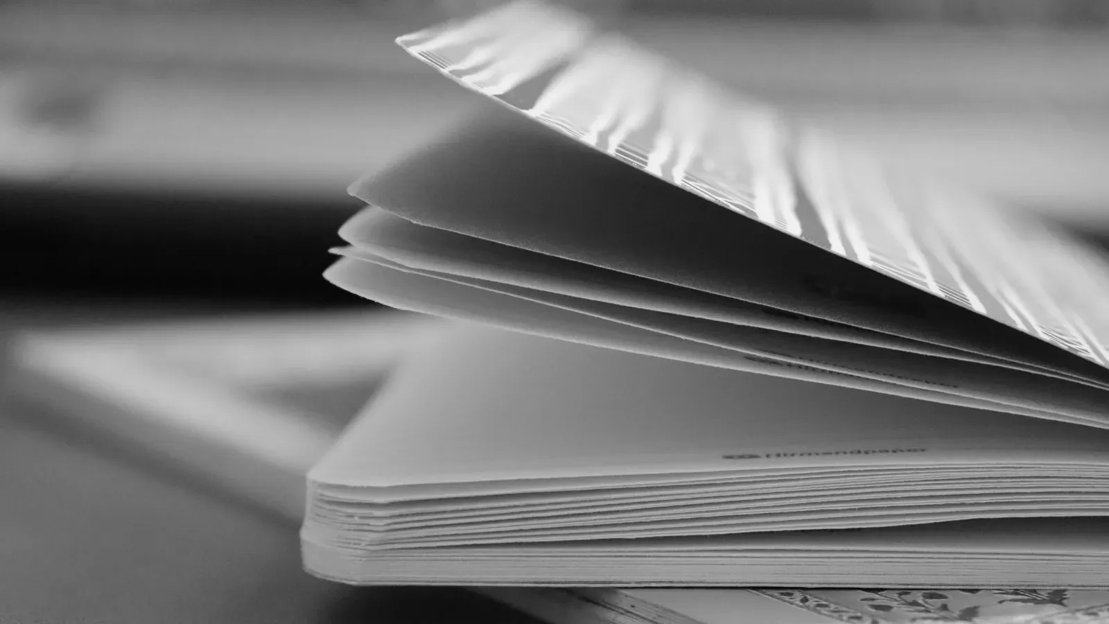 Gefaltete Karten aus schwerem Papier, schwarz-weiß